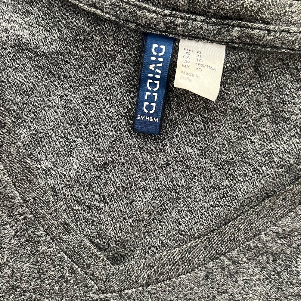 H&M Gray V-Neck T-Shirt - Picture 2 of 2